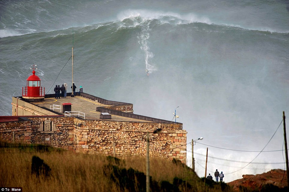 2013-01-30 Surf_Ola_Portugal1(dailymail.co.uk)