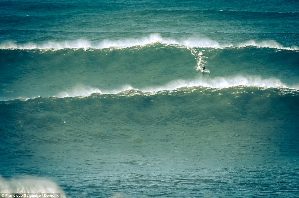 2013-01-30 Surf_Ola_Portugal2(dailymail.co.uk)